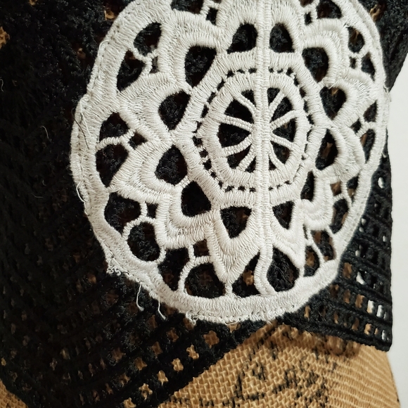 Native Rose black crocheted top white center crop lightweight NWT - Picture 3 of 8